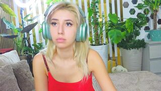 MiaLiaHot - Porn Video [Bongacams]: energetic content creator, home video, dynamic broadcaster