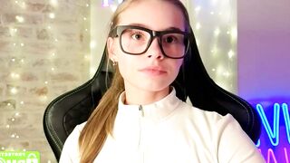 roxxxie_reid - Live Chaturbate brownhair cam girl nicebody big