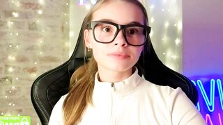 roxxxie_reid - Live Chaturbate brownhair cam girl nicebody big