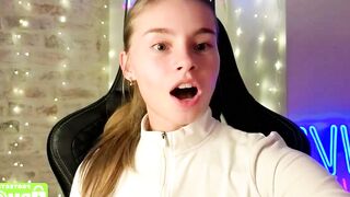 roxxxie_reid - Live Chaturbate brownhair cam girl nicebody big