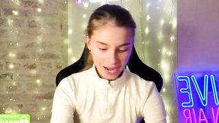 roxxxie_reid - Live Chaturbate brownhair cam girl nicebody big